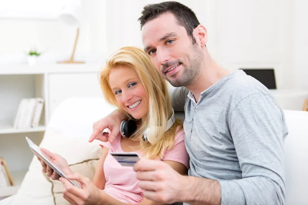 Young attractive couple shopping online — Stock Photo, Image