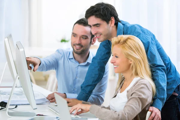 Grup genç aktif insanların birlikte çalışma