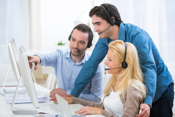 Gruppo di giovani attivi che lavorano insieme — Foto Stock