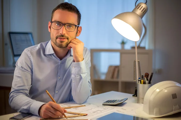 Junge attraktive Architektin arbeitet spät im Büro — Stockfoto