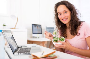 Çalışırken salata yemek genç çekici öğrenci