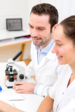 birlikte bir laboratuvarda çalışan bilim adamları