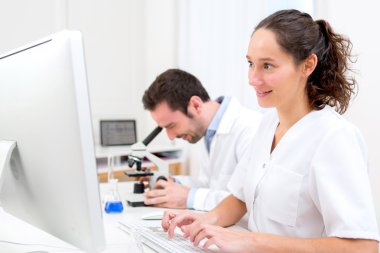 Bilim adamı ve Yardımcısı bir laboratuvar