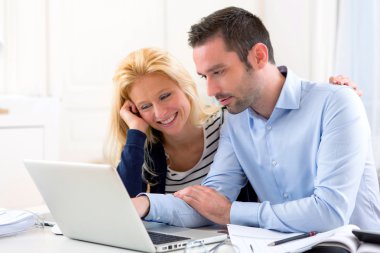 Genç çekici çift dizüstü evde kullanma