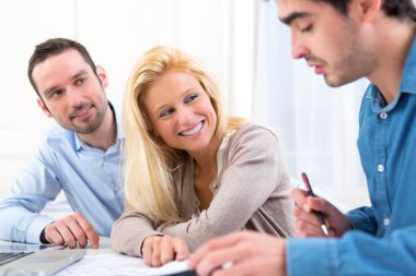 gerçek bir emlakçı toplantı genç ciddi Çift