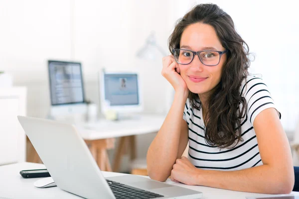 Ung attraktiv student kvinna som arbetar hemma — Stockfoto