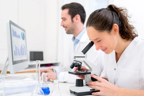 Jovem mulher atraente trabalhando em um laboratório — Fotografia de Stock