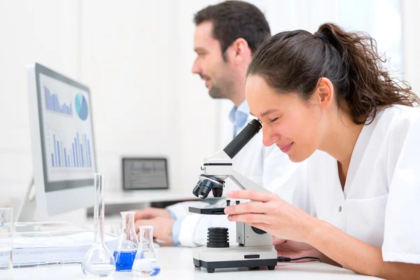 Jovem mulher atraente trabalhando em um laboratório — Fotografia de Stock