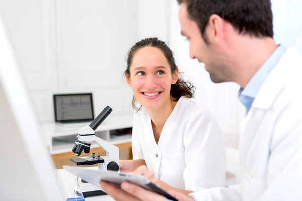 Científicos trabajando juntos en un laboratorio — Foto de Stock