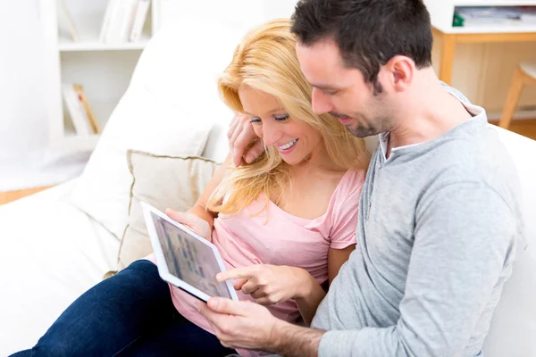 Young attractive couple surfing on internet — Stock Photo, Image