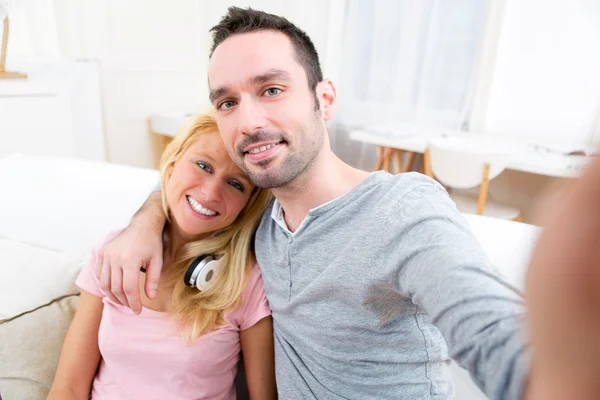 Jovem casal atraente se divertindo fazendo selfie — Fotografia de Stock