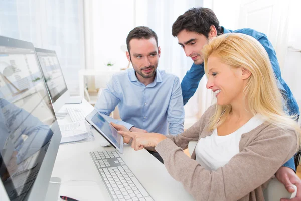 Gruppe junger aktiver Menschen arbeitet zusammen — Stockfoto