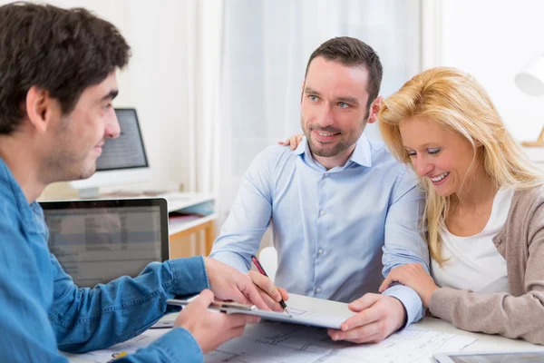 Junges attraktives Paar unterzeichnet Vertrag — Stockfoto