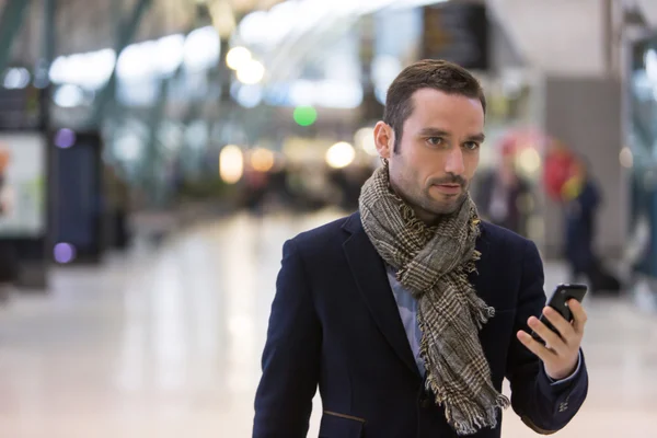 Young attractive man transiting a railway station — Stock Photo, Image