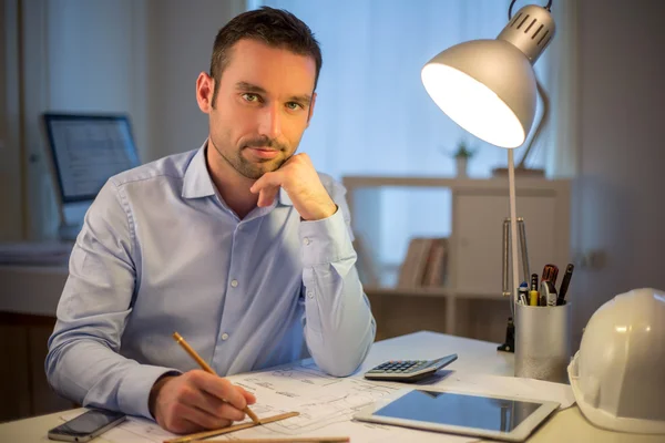 Junge attraktive Architektin arbeitet spät im Büro — Stockfoto