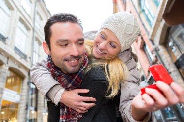 Genç atractive adam karısına halka sunan