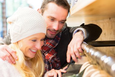 Genç adam karısını giysiler tercih Yardım