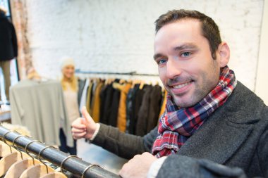 Genç adam karısını giysiler tercih Yardım