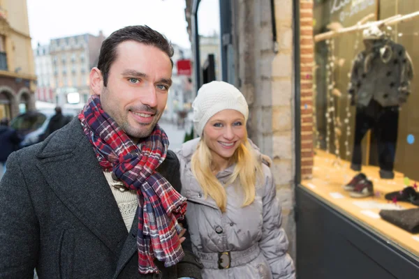 Young attractive couple doing some window shopping — Stock Photo, Image