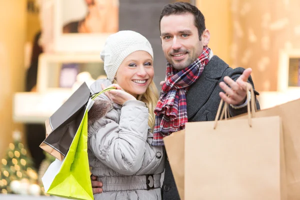 Jonge aantrekkelijke paar met shopping tassen — Stockfoto