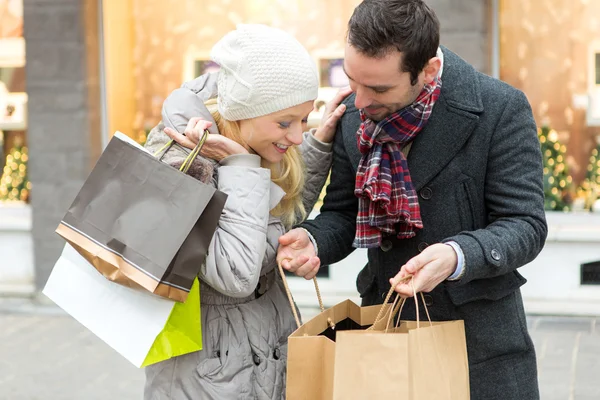 Jonge aantrekkelijke paar met shopping tassen — Stockfoto