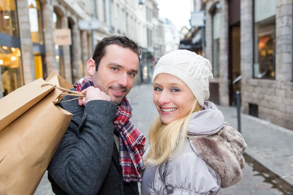 Jonge aantrekkelijke paar met shopping tassen — Stockfoto