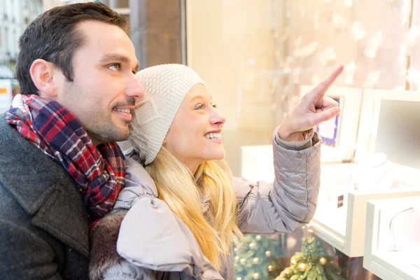 Jeune couple attrayant faisant du lèche-vitrine — Photo