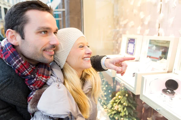 Jovem casal atraente fazendo algumas compras janela — Fotografia de Stock