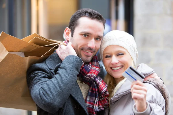 Jonge aantrekkelijke paar met shopping tassen — Stockfoto