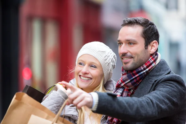 Jonge aantrekkelijke paar met shopping tassen — Stockfoto