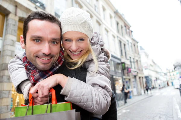 Jonge aantrekkelijke paar plezier tijdens het winkelen — Stockfoto