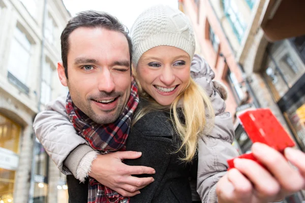 Mladá atraktivní muž nabízí kroužek s jeho ženou — Stock fotografie
