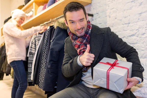 Young attrative man preparing gift surprise — Stock Photo, Image