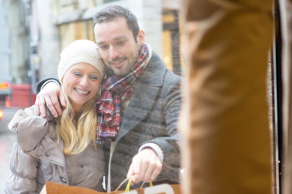 Young attractive couple doing some window shopping — Stock Photo, Image