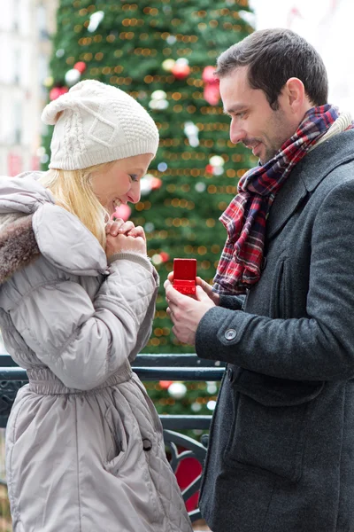 Junger attraktiver Mann macht seiner Liebe einen Heiratsantrag — Stockfoto