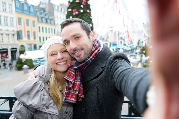 Young couple on holidays taking selfie — Stock Photo, Image