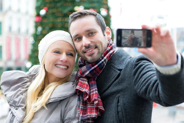 Jong (echt) paar op vakantie nemen selfie — Stockfoto