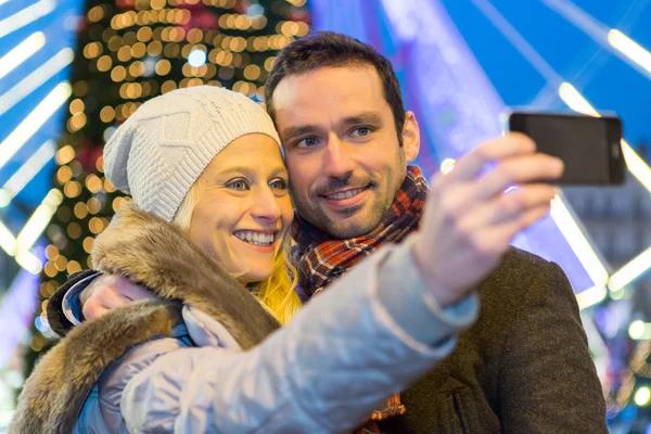 Jovem casal atraente em um mercado de Natal — Fotografia de Stock