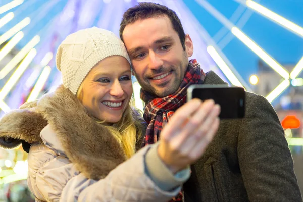 Jonge aantrekkelijke paar in een kerstmarkt — Stockfoto