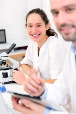 Gözlükçü testi yaptıkları genç çekici kadın