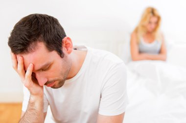 Genç ve çekici bir çift yatakta tartışıyor.