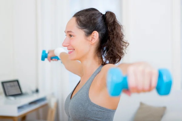 Junge attraktive Frau macht Optikertest — Stockfoto