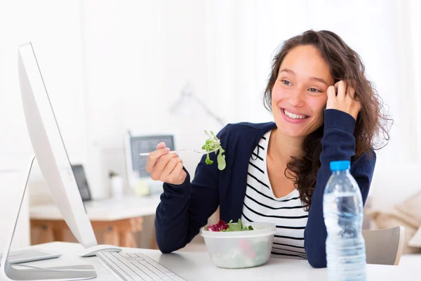 Mujer atractiva joven haciendo prueba de óptica —  Fotos de Stock