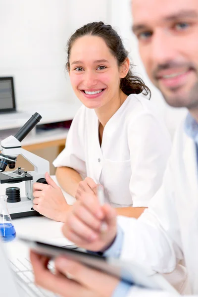 Jonge aantrekkelijke vrouw doen opticien test — Stockfoto