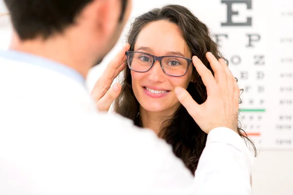 Mujer atractiva joven haciendo prueba de óptica — Foto de Stock