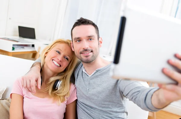 Unga attraktiva paret har roligt gör selfie — Stockfoto