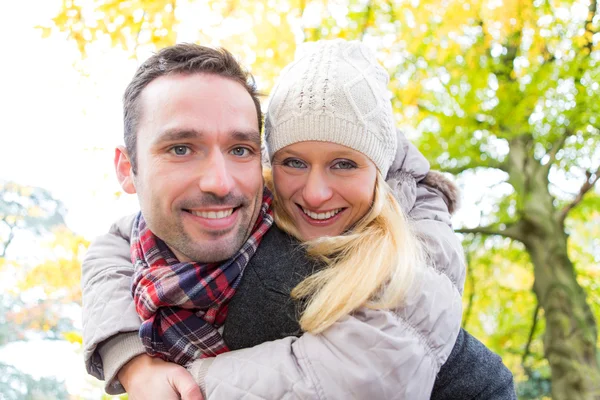 Portret van een jong aantrekkelijke koppel in een park — Stockfoto