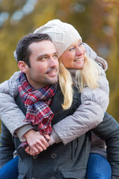 Portrait of a young attractive couple in a park — Stock Photo, Image