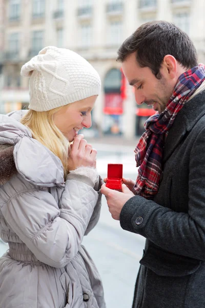 Young attractive man propose marriage to his love — Stock Photo, Image