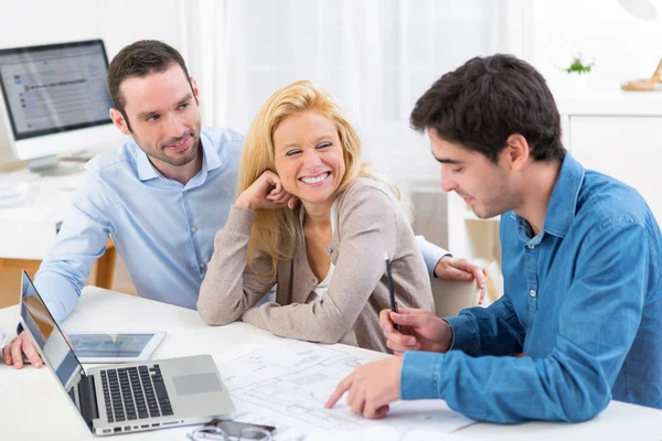 Jonge ernstige paar vergadering een onroerende goederenagent — Stockfoto